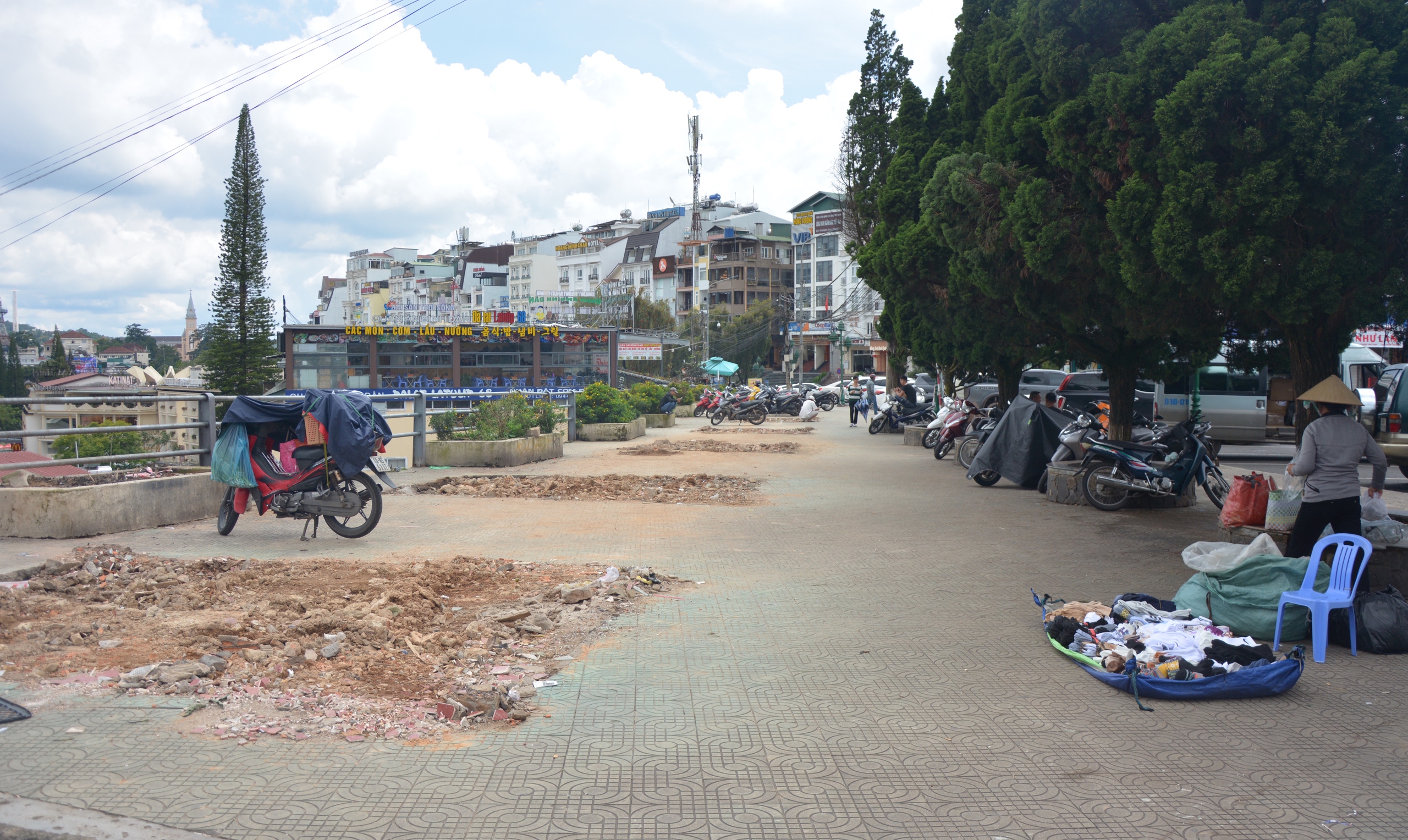 ការដកបញ្ជរផ្សាររោមចៀមក្រុងដាឡាត់ ដាំផ្កាដើម្បីលម្អទីប្រជុំជន - រូបថត ១. Dỡ bỏ ki ốt chợ đồ len Đà Lạt, trồng hoa chỉnh trang đô thị - Ảnh 1.