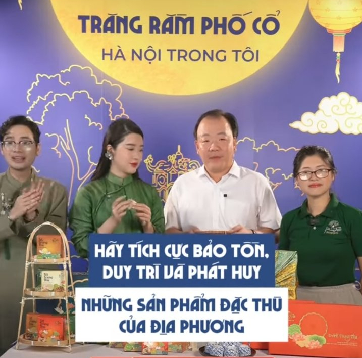 Cục trưởng livestream bán bánh trung thu - Ảnh 1.