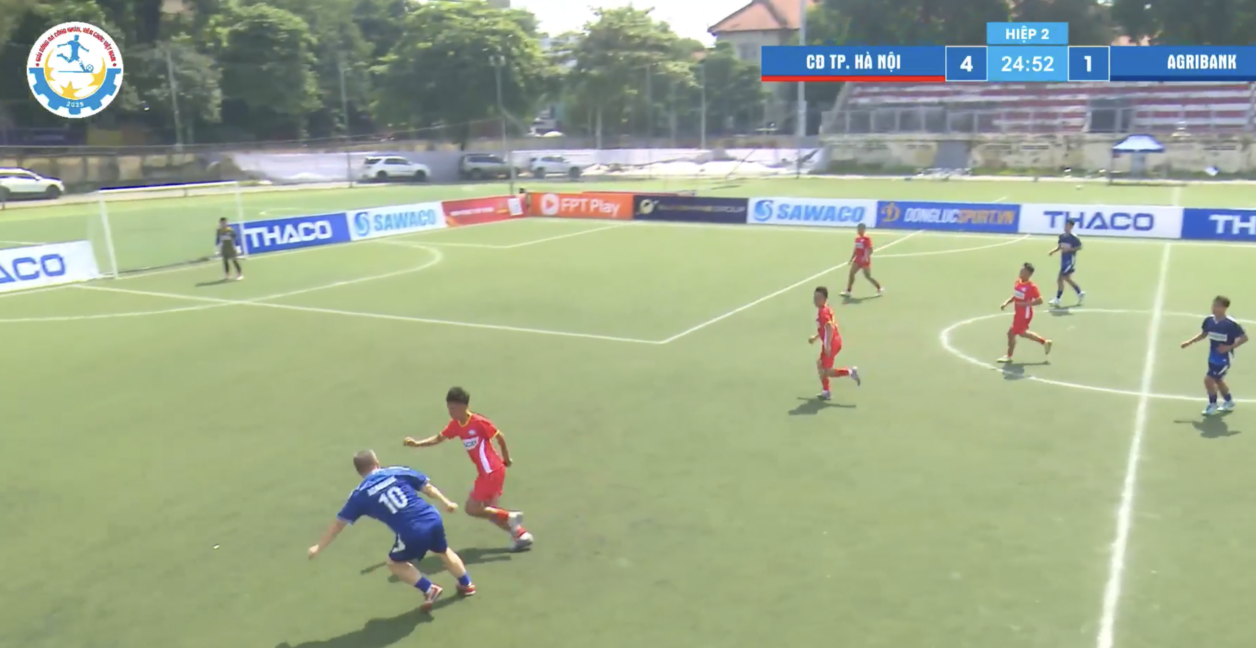 នាយកធនាគារ U50 នៅតែដុតខ្លួនឯងនៅលើទីលានបាល់ទាត់សម្រាប់មន្ត្រីរាជការ - រូបថត ៣. Giám đốc ngân hàng U50 vẫn 'cháy' hết mình trên sân cỏ giải bóng đá công nhân, viên chức - Ảnh 3.