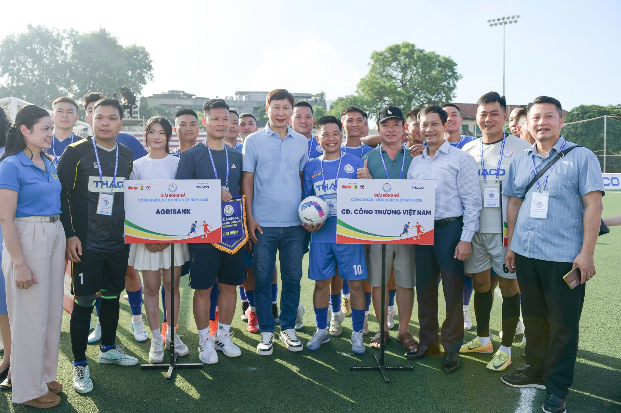 នាយកធនាគារ U50 នៅតែដុតខ្លួនឯងនៅលើទីលានបាល់ទាត់សម្រាប់មន្ត្រីរាជការ - រូបថត ១. Giám đốc ngân hàng U50 vẫn 'cháy' hết mình trên sân cỏ giải bóng đá công nhân, viên chức - Ảnh 1.