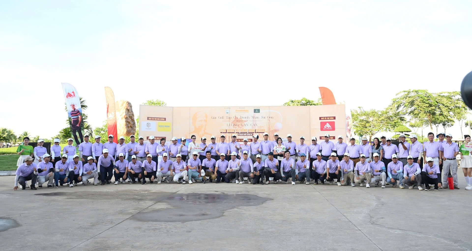 Giải golf quyên góp 200 triệu đồng cho quỹ 'Ươm mầm tài năng kinh doanh' - Ảnh 1.