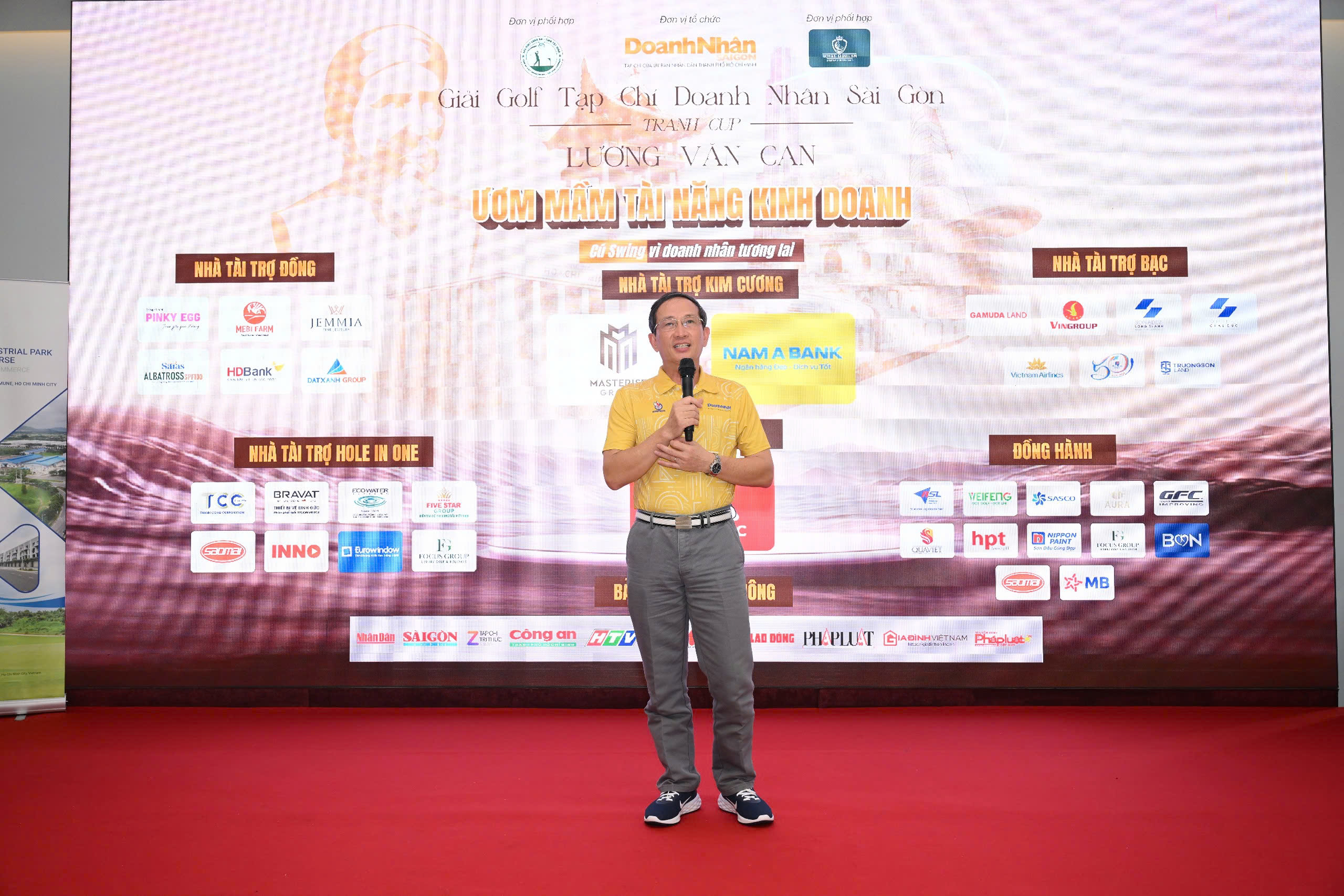 Giải golf quyên góp 200 triệu đồng cho quỹ 'Ươm mầm tài năng kinh doanh' - Ảnh 2.