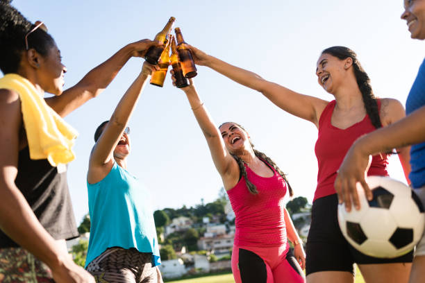 Nhậu trước khi đá bóng, hay đá bóng trước khi nhậu? - Ảnh 2.