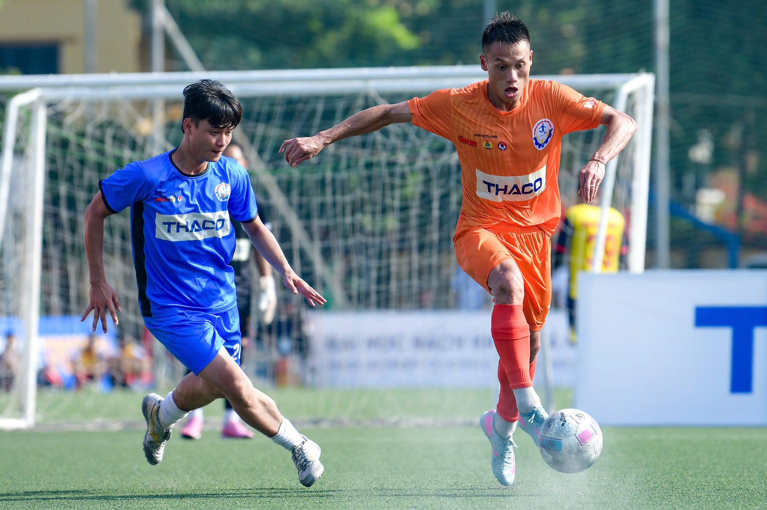 Chung kết Giải bóng đá công nhân, viên chức miền Bắc: Công an đấu Ngân hàng - Ảnh 3.