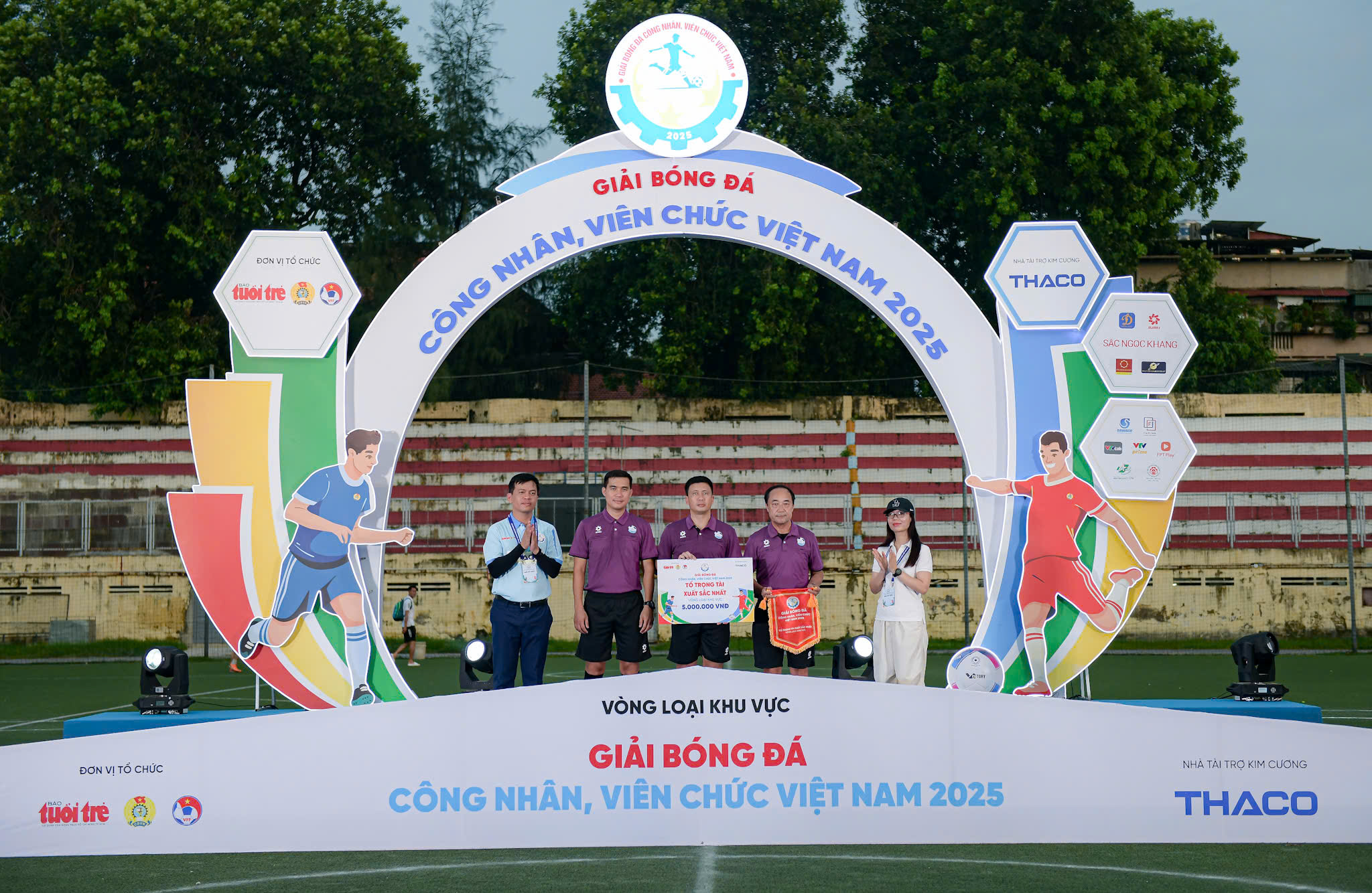 'Nhạc trưởng' của Ngân hàng Việt Nam giành danh hiệu Cầu thủ xuất sắc nhất - Ảnh 3.