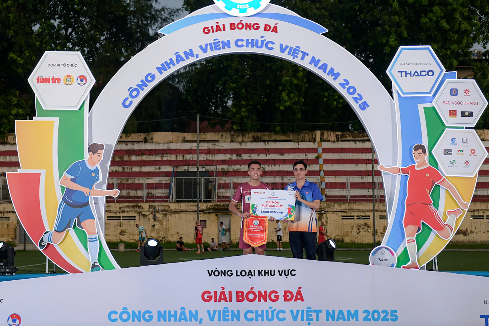 'Nhạc trưởng' của Ngân hàng Việt Nam giành danh hiệu cầu thủ xuất sắc nhất - Ảnh 2.