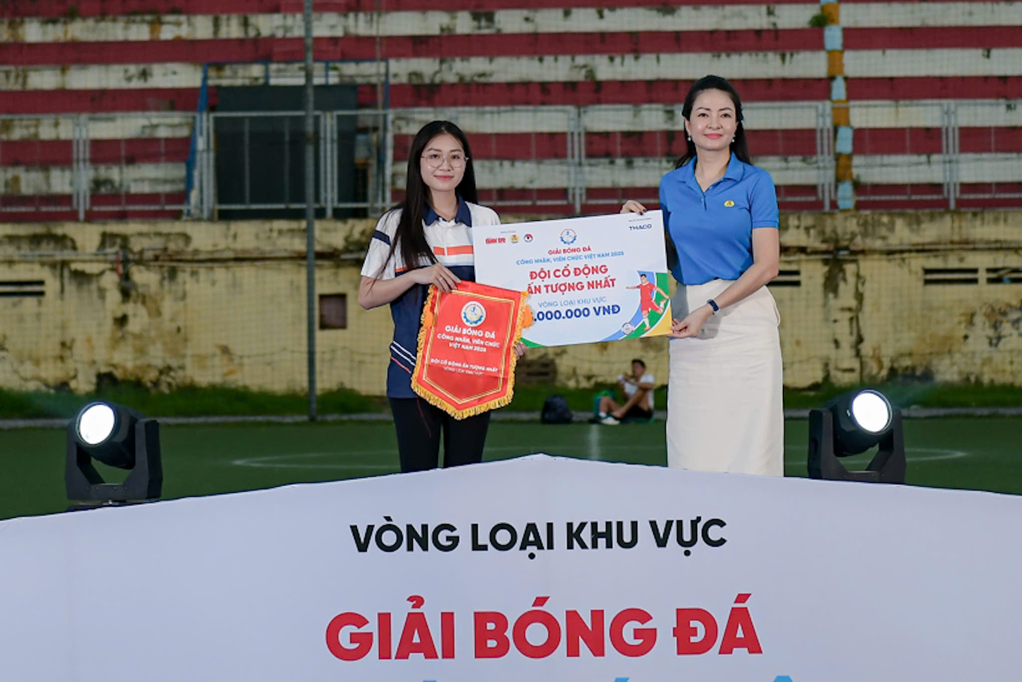 'Nhạc trưởng' của Ngân hàng Việt Nam giành danh hiệu Cầu thủ xuất sắc nhất - Ảnh 4.