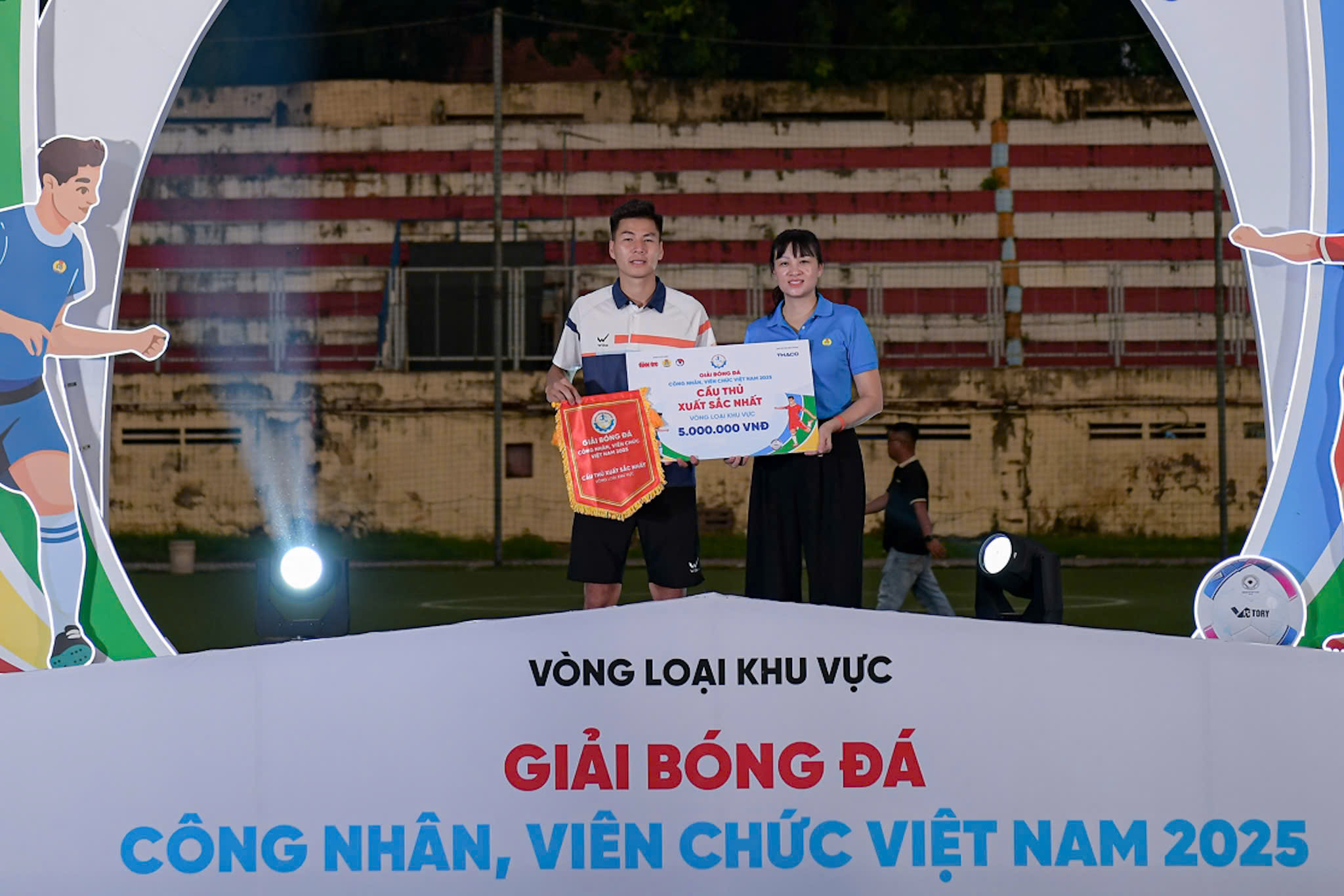 'Nhạc trưởng' của Ngân hàng Việt Nam giành danh hiệu Cầu thủ xuất sắc nhất - Ảnh 1.