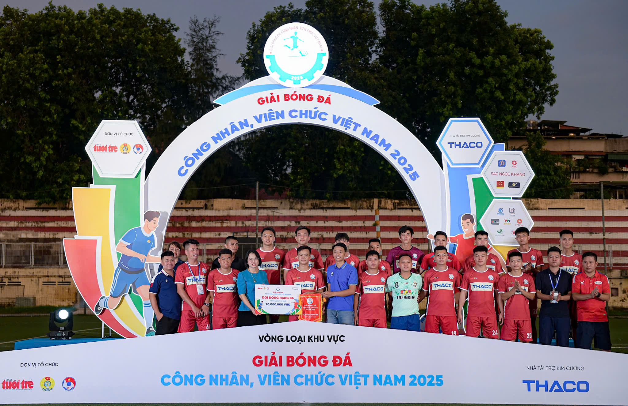 'Nhạc trưởng' của Ngân hàng Việt Nam giành danh hiệu Cầu thủ xuất sắc nhất - Ảnh 5.