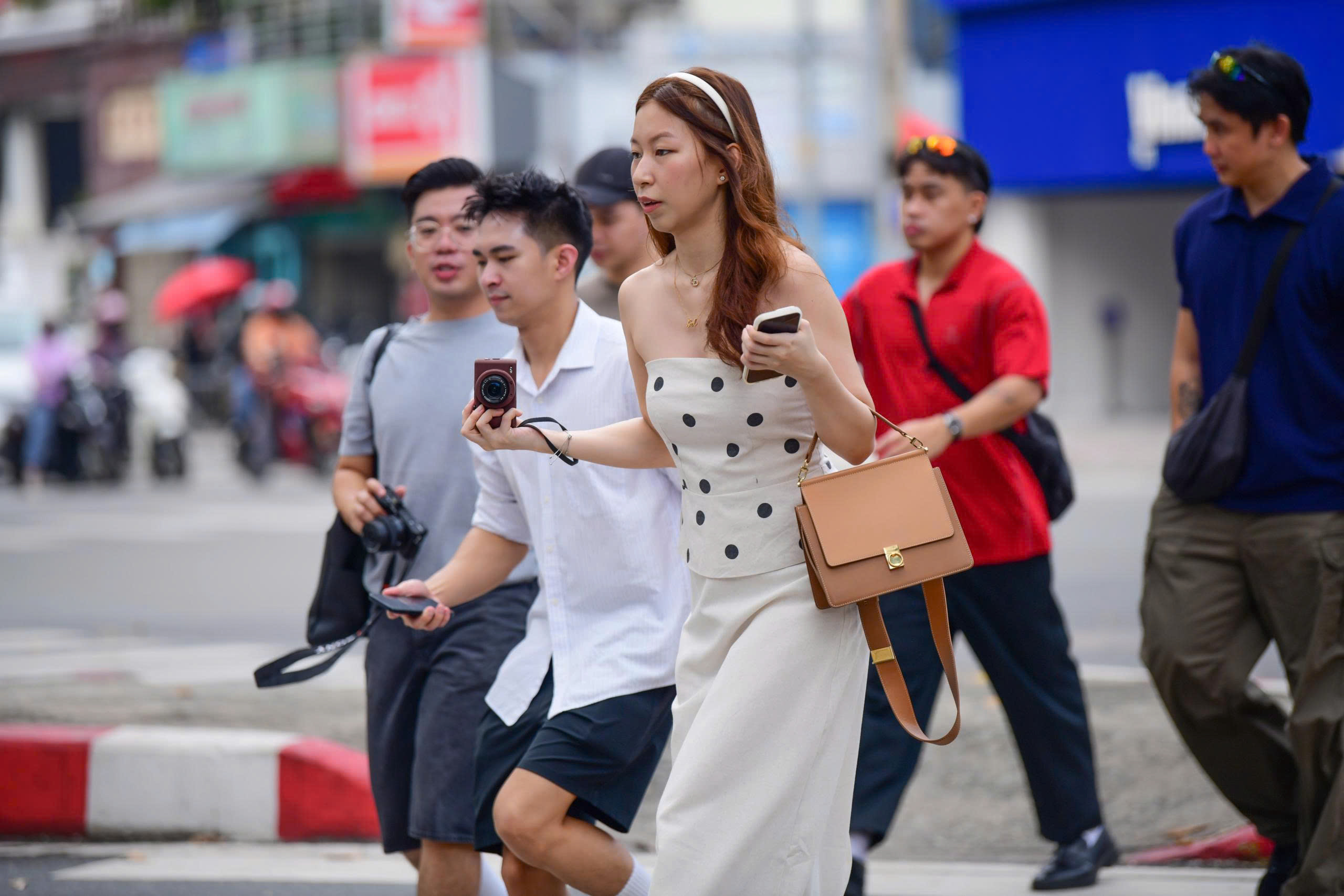 Việt Nam đón 15,4 triệu lượt khách quốc tế, du khách nước nào đông nhất? - Ảnh 1.