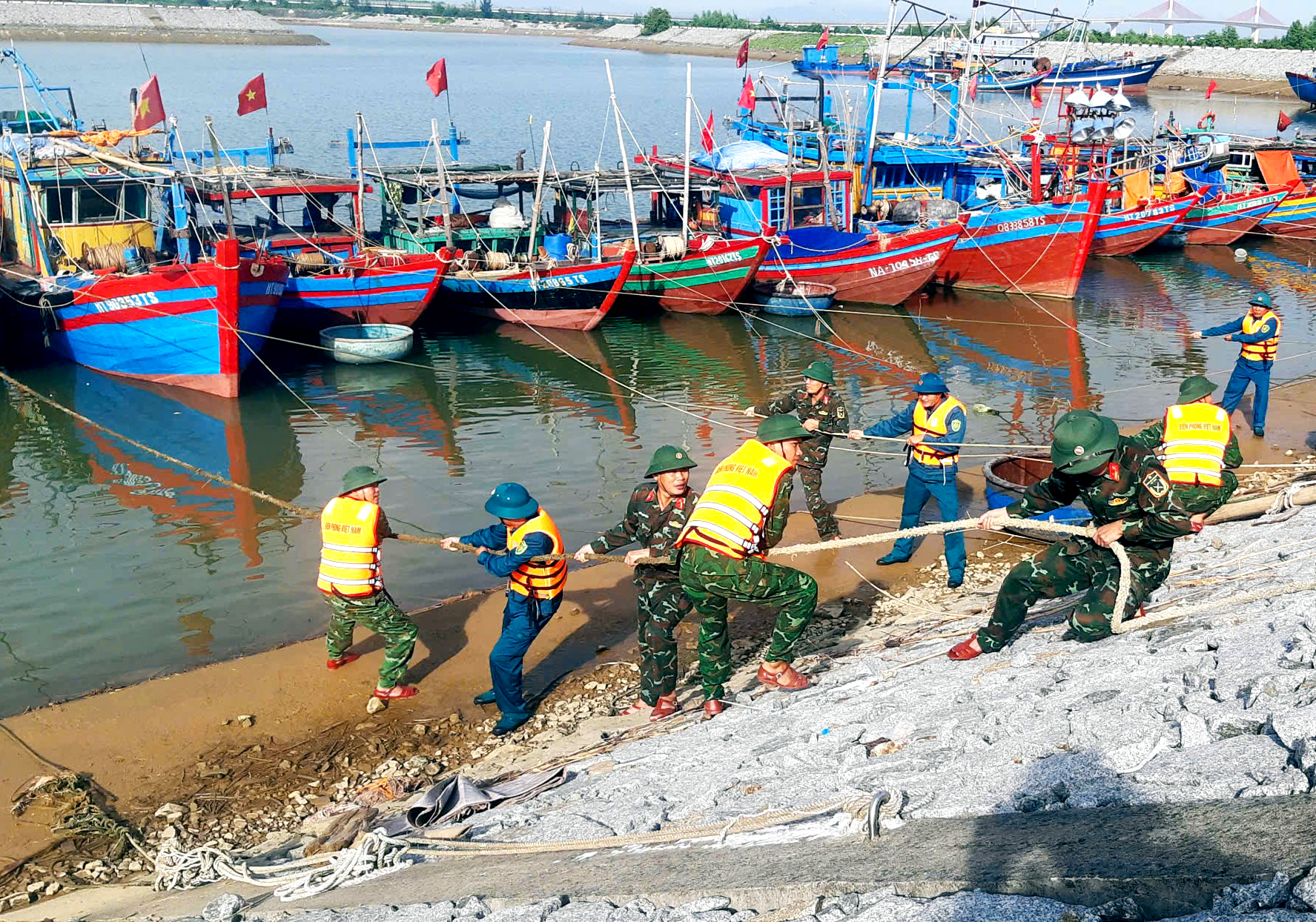 Cứu người dân bị lật thuyền khi đi câu mực trên biển - Ảnh 1.