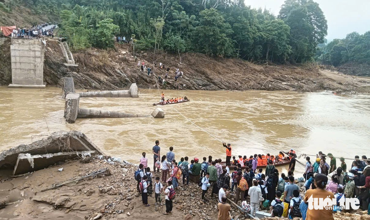 Cầu sập sau bão Bualoi, vượt lũ đưa học trò tới trường - Ảnh 10.
