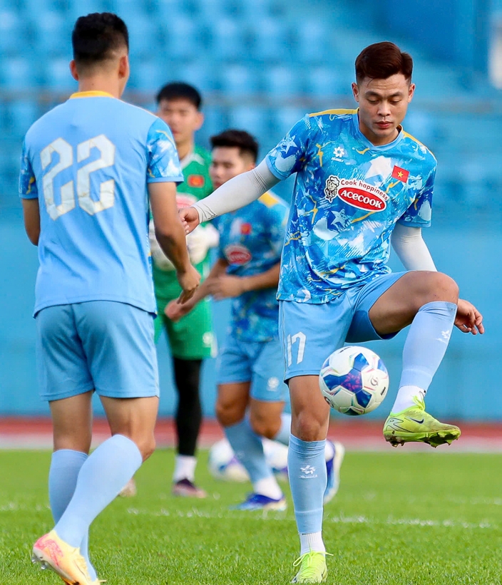 Đức Chiến ở lại khách sạn tập cùng Bùi Tiến Dũng - Ảnh 1.