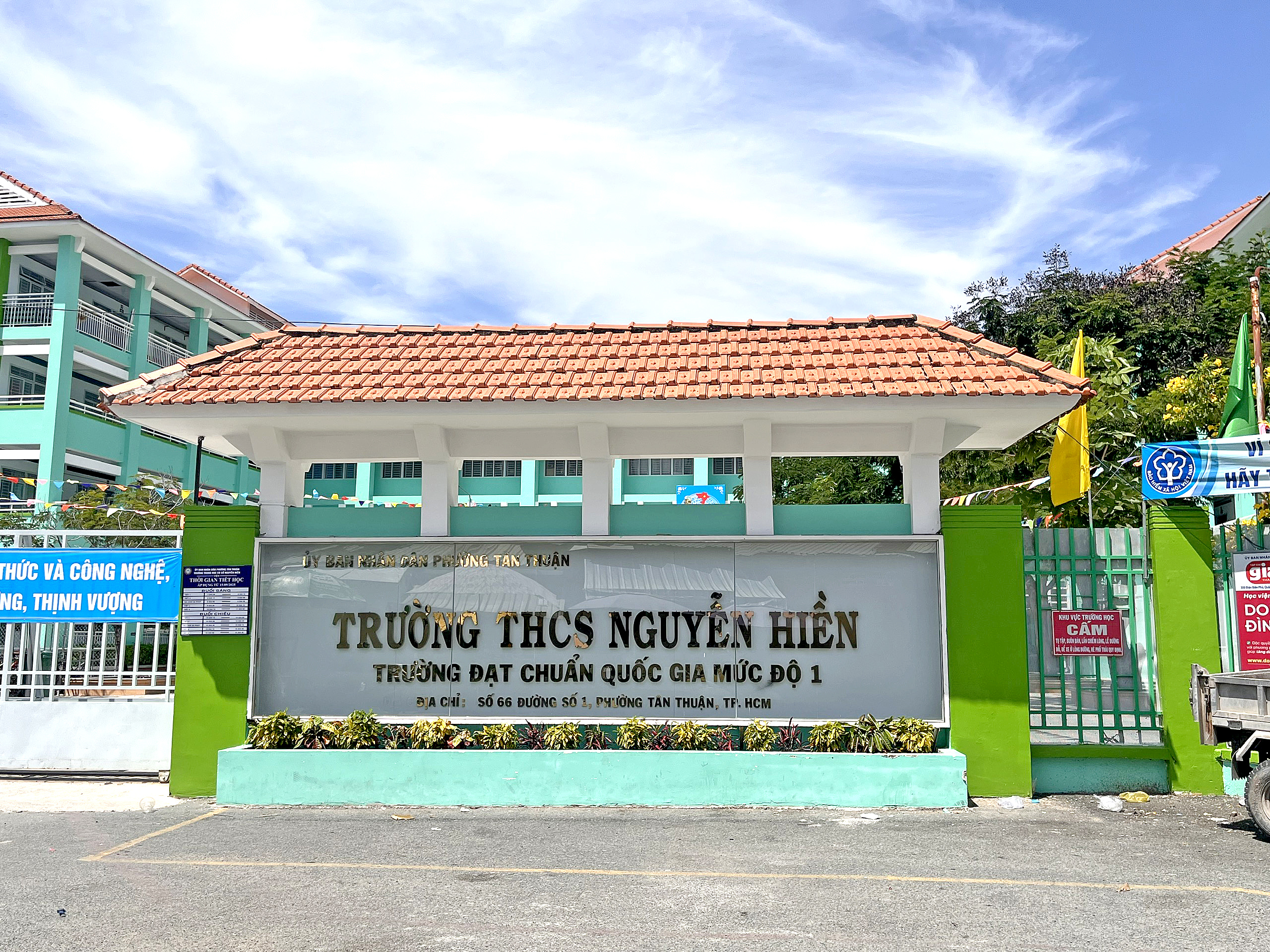 Phụ huynh bức xúc mức đóng quỹ 1 triệu đồng mua máy lạnh, tivi, nhà trường nói gì? - Ảnh 1.