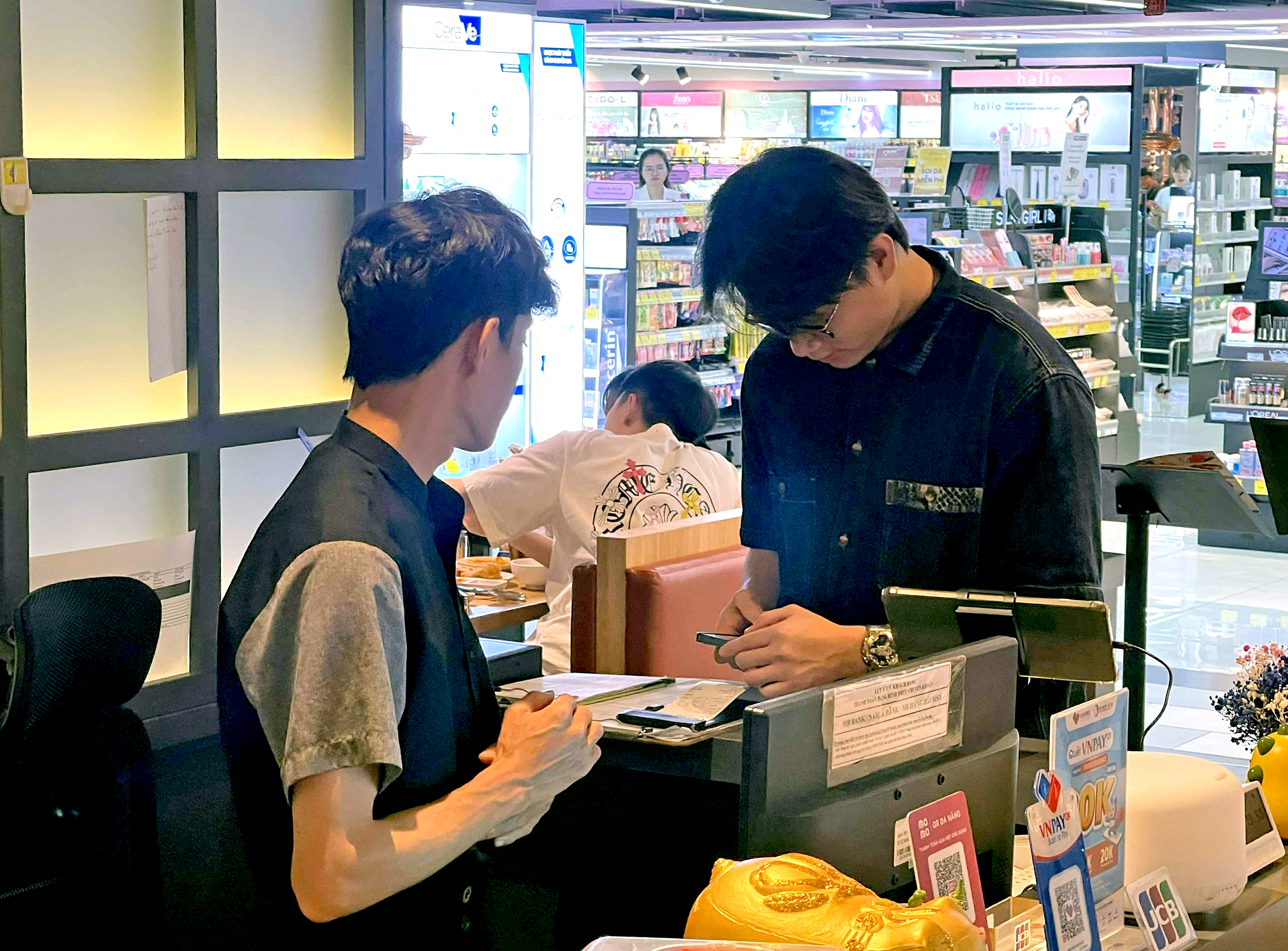 Phục vụ có nhiệt tình hay không phụ thuộc vào tiền tip của khách? - Ảnh 1.