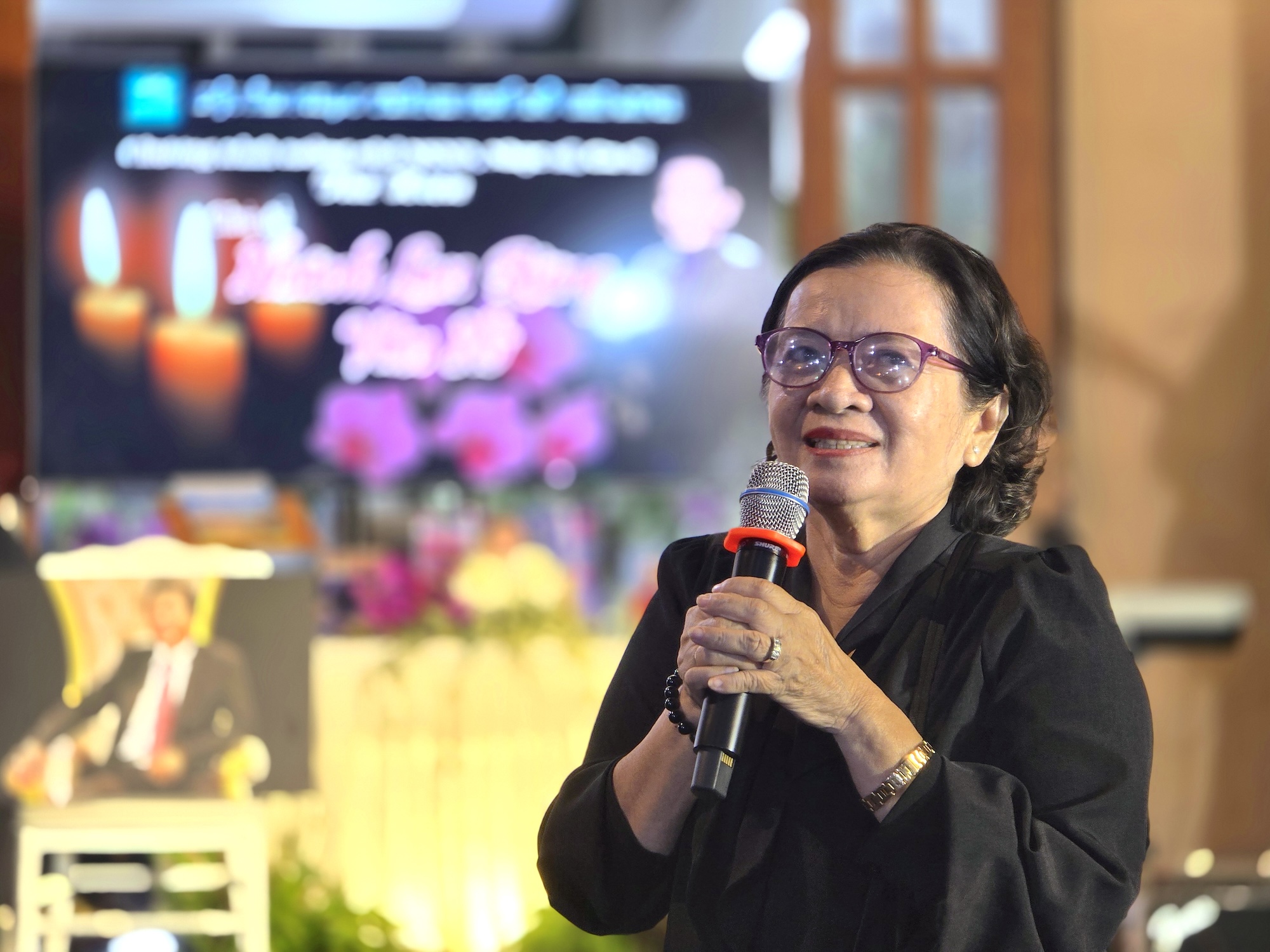 Con dâu nhạc sĩ Thế Hiển hát tiễn đưa ông, gia đình cúi đầu cảm tạ mọi người - Ảnh 1.