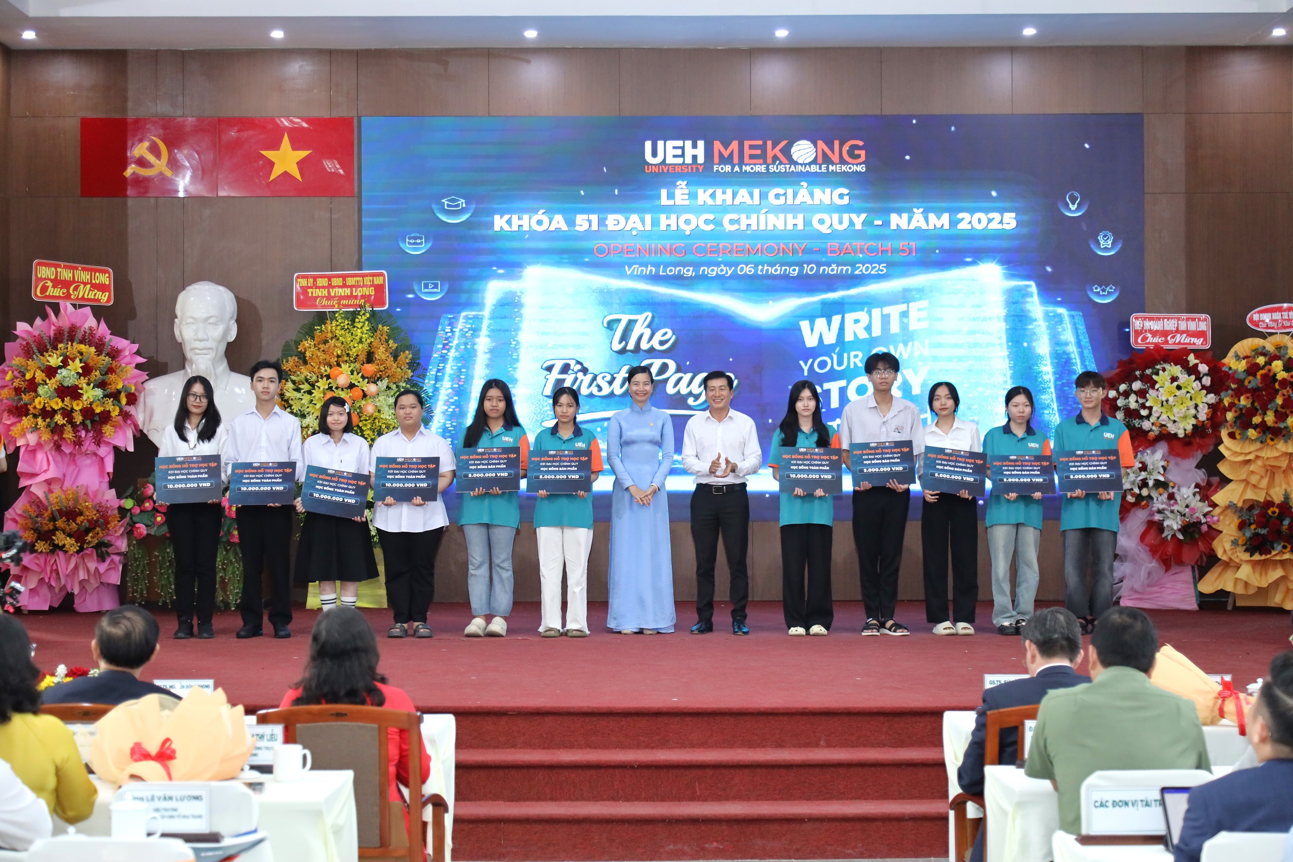 Đại học Kinh tế TP.HCM trao học bổng, bạn đọc tặng 23 triệu đồng cho nam SV làm thêm từ 3 giờ sáng - Ảnh 1.