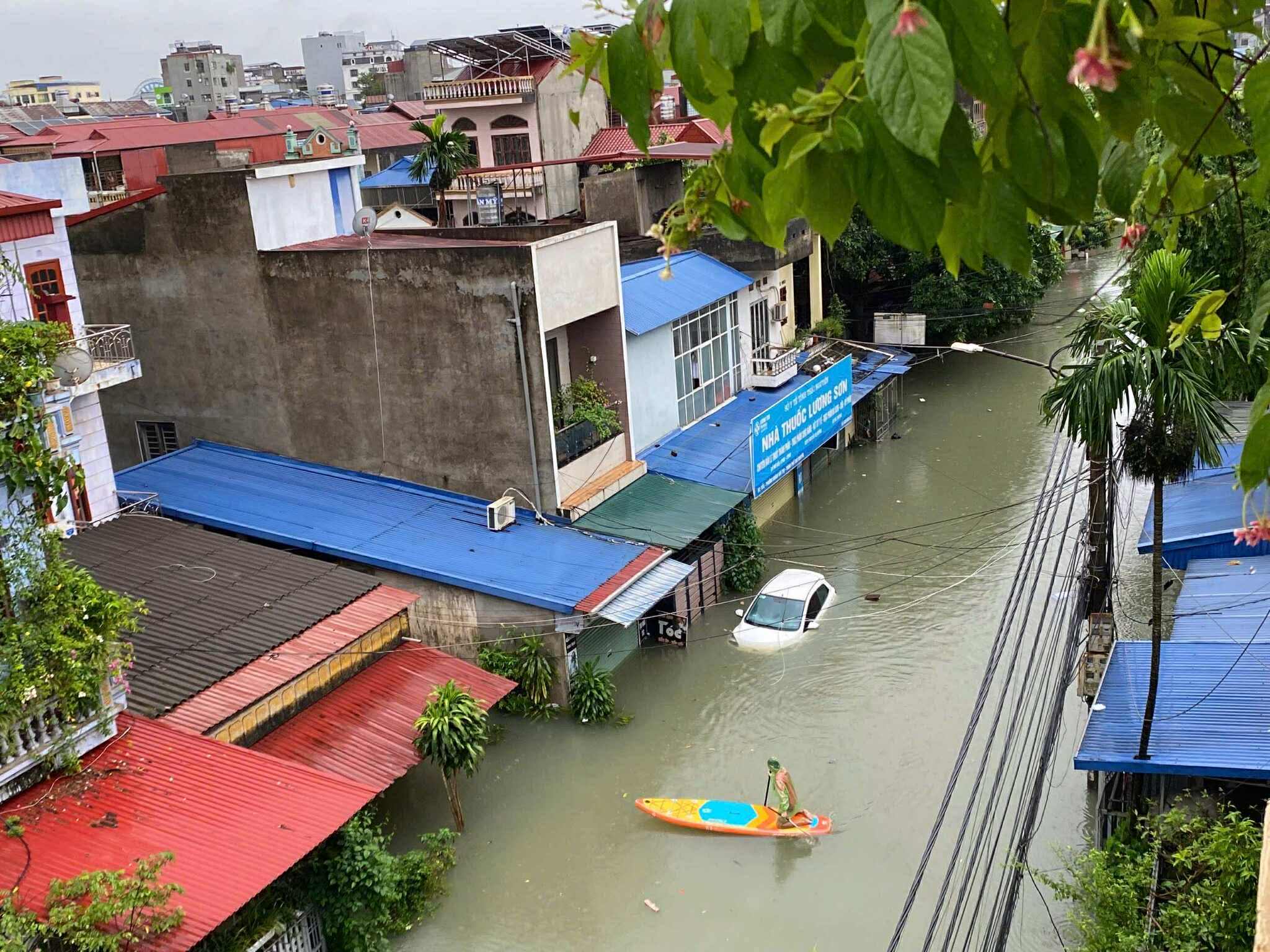 Thái Nguyên mưa như trút nước, người dân ngủ dậy nước đã ngập đầy nhà - Ảnh 2.