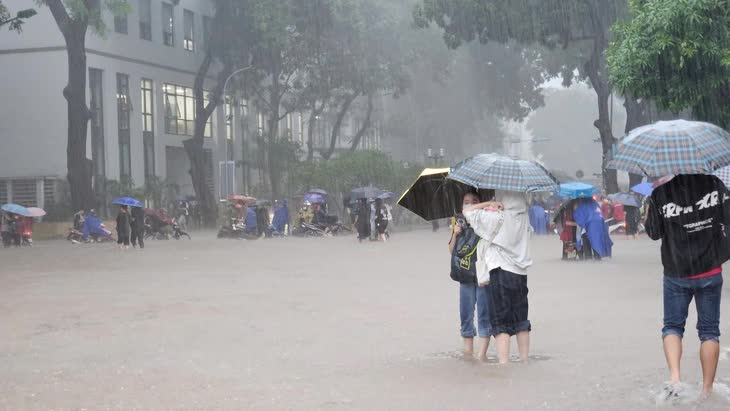 Hà Nội mưa lớn, loạt trường đại học ra thông báo khẩn- Ảnh 1.