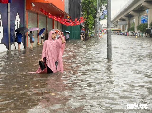 Hanoi residents struggle as heavy overnight rain floods streets- Ảnh 1. Hanoi residents struggle as heavy overnight rain floods streets- Ảnh 1.