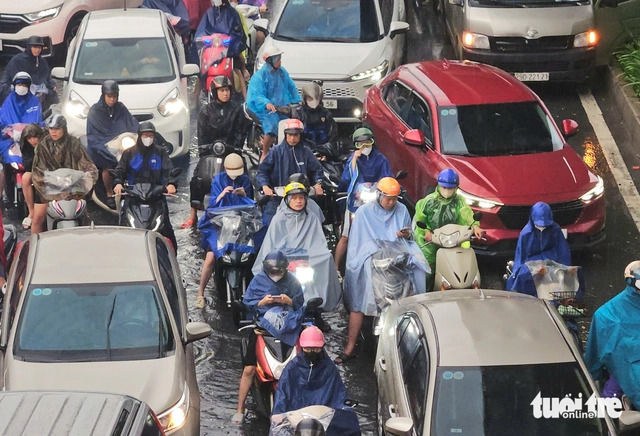 Hanoi residents struggle as heavy overnight rain floods streets- Ảnh 2. Hanoi residents struggle as heavy overnight rain floods streets- Ảnh 2.