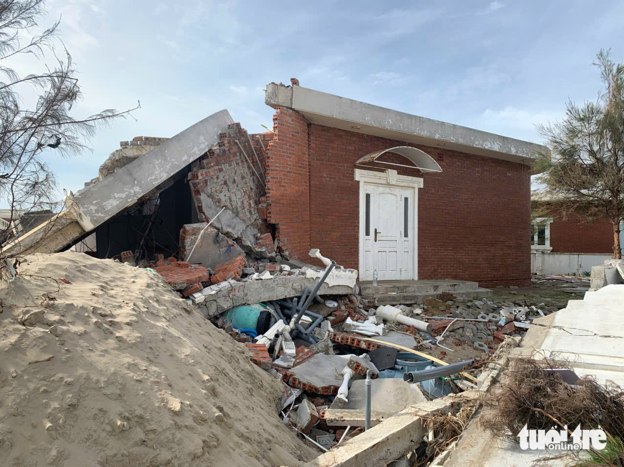 Cận cảnh hàng loạt căn villa ven biển Hà Tĩnh đổ sập do bão Bualoi - Ảnh 4.