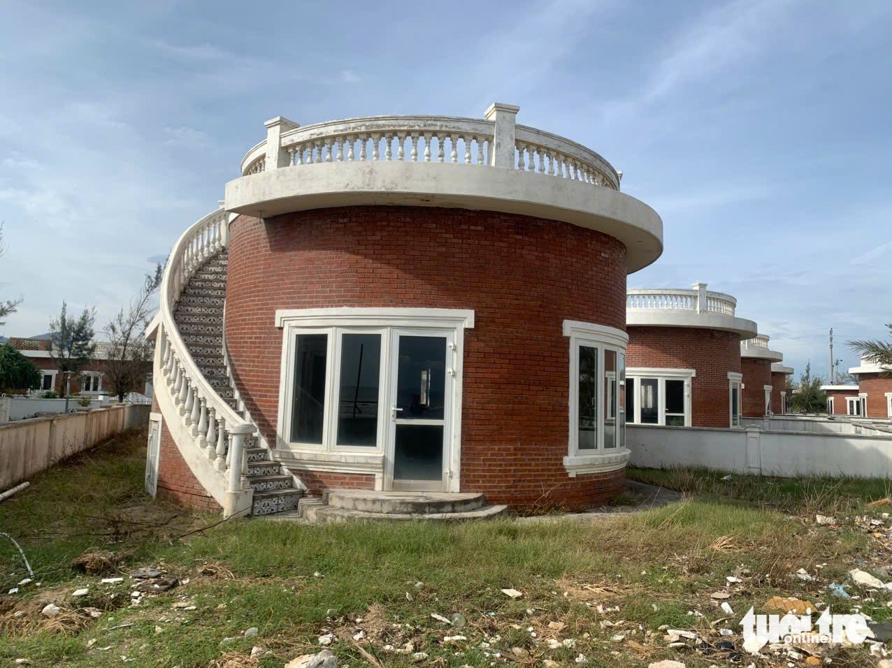 Cận cảnh hàng loạt căn villa ven biển Hà Tĩnh đổ sập do bão Bualoi - Ảnh 6.