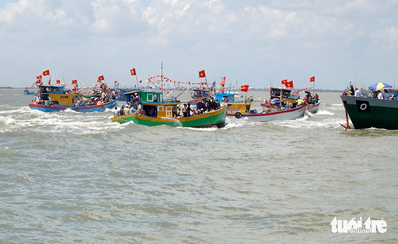 Lễ đưa rước Nghinh Ông diễn ra trong thời tiết đẹp, báo hiệu vụ mùa bội thu - Ảnh 9.