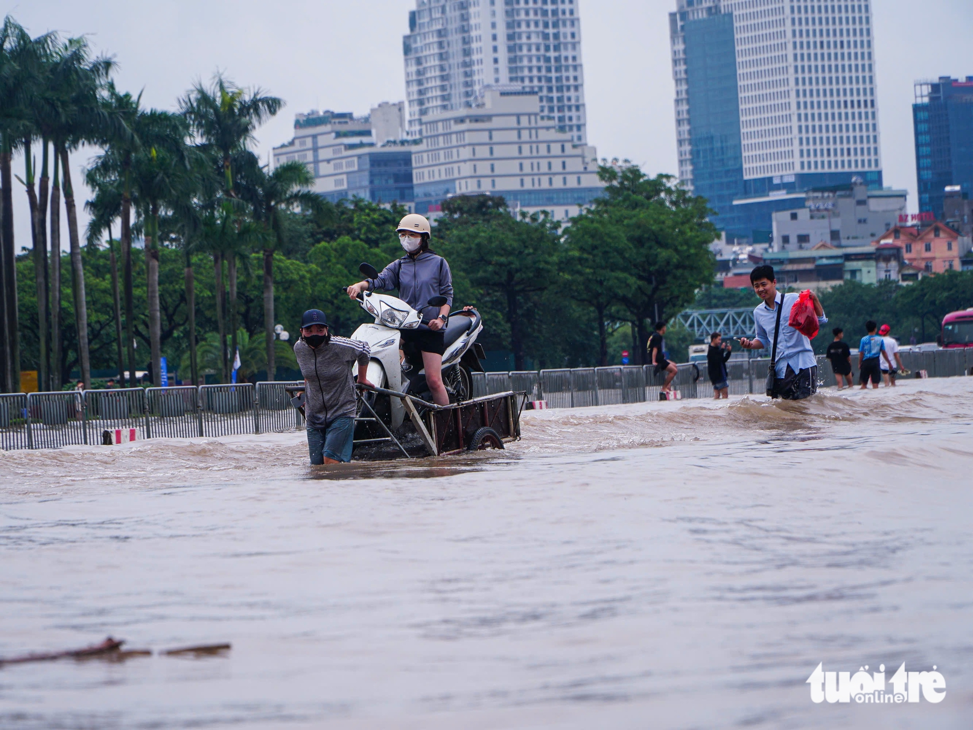 Người Hà Nội chật vật xoay xở với ngập, có nơi phải dùng thang trèo vào nhà - Ảnh 8.