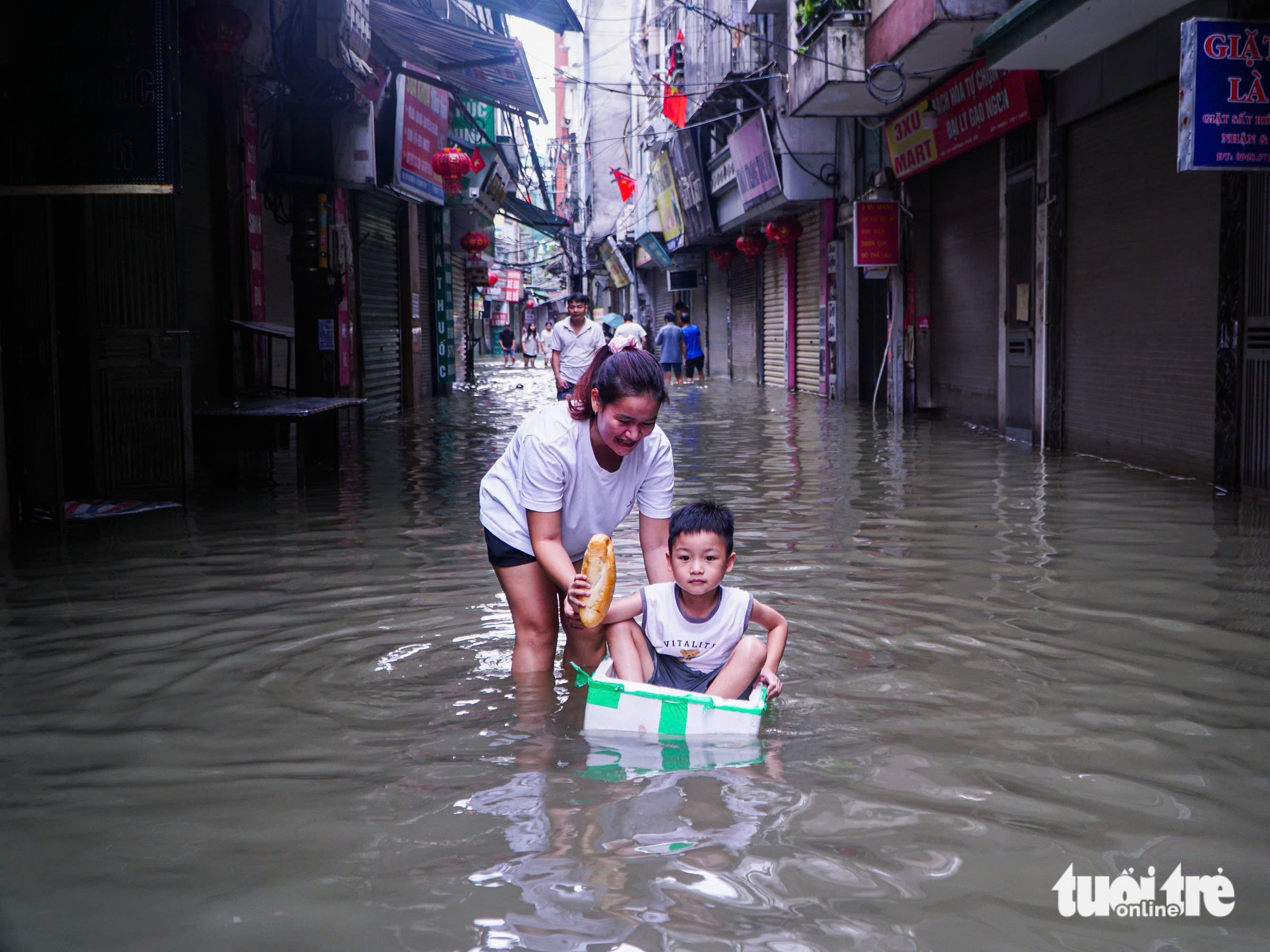 Người Hà Nội chật vật xoay xở với ngập, có nơi phải dùng thang trèo vào nhà - Ảnh 12.