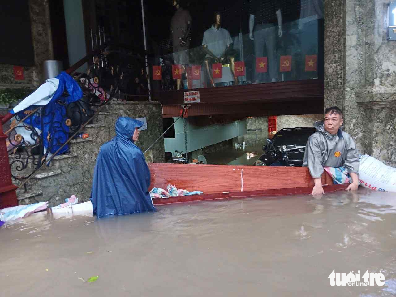 Người Hà Nội chật vật xoay xở với ngập, có nơi phải dùng thang trèo vào nhà - Ảnh 20.