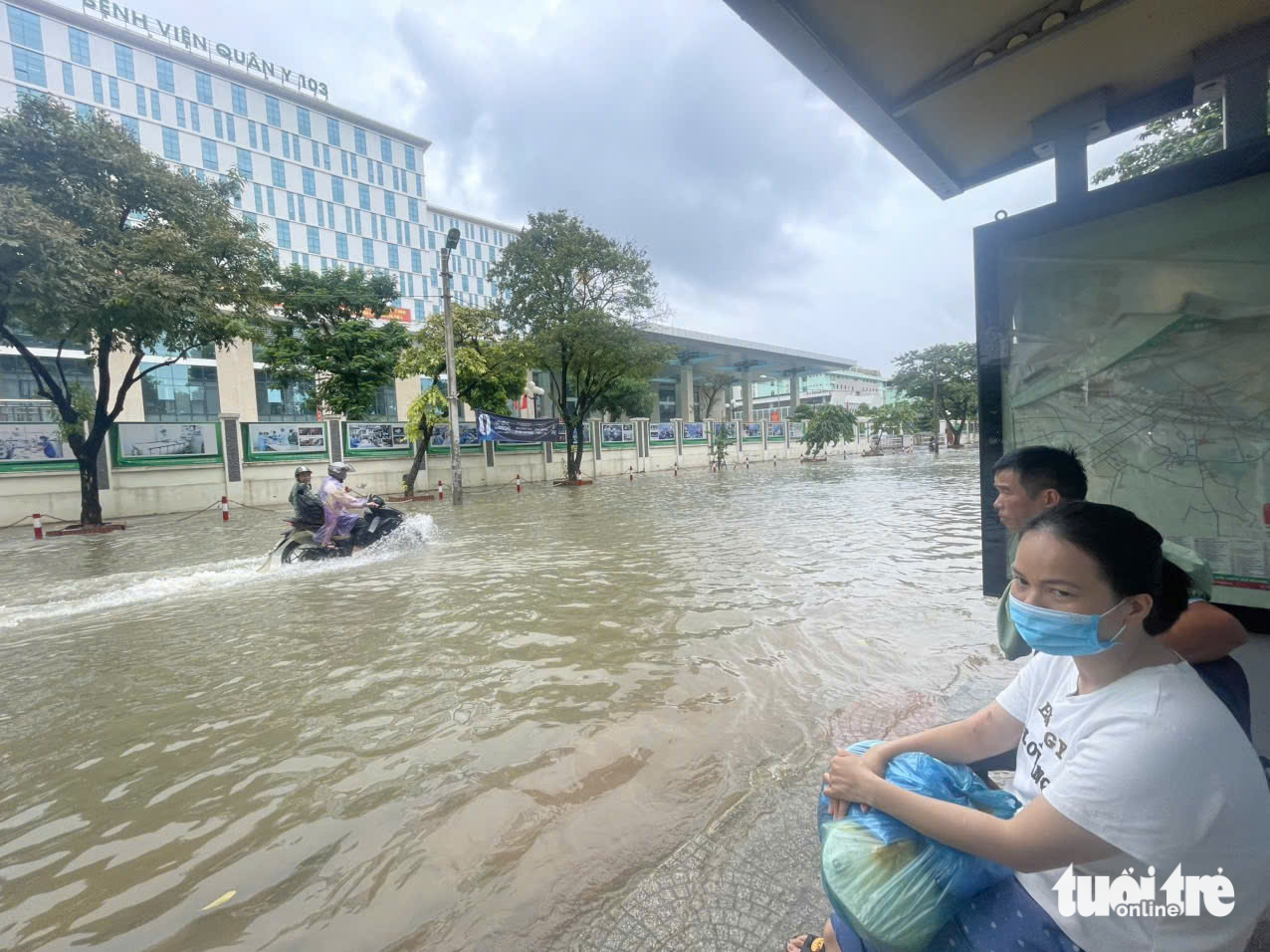 Sau 12 tiếng, người Hà Nội vẫn phải dùng thang trèo lên nhà vì ngập sâu, Mỹ Đình hóa 'cảng nước sâu' - Ảnh 20.