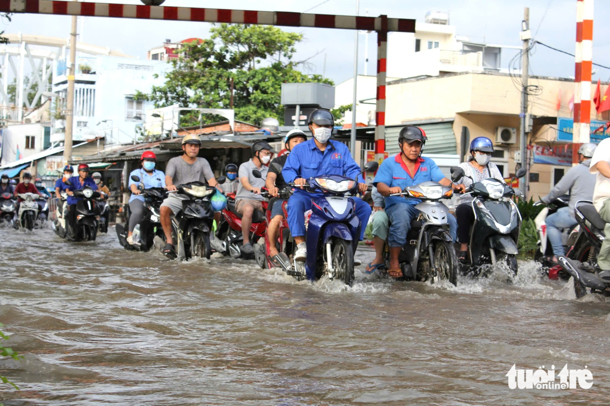 Triều cường dâng cao, người dân TP.HCM lại lội nước giờ tan tầm- Ảnh 1.