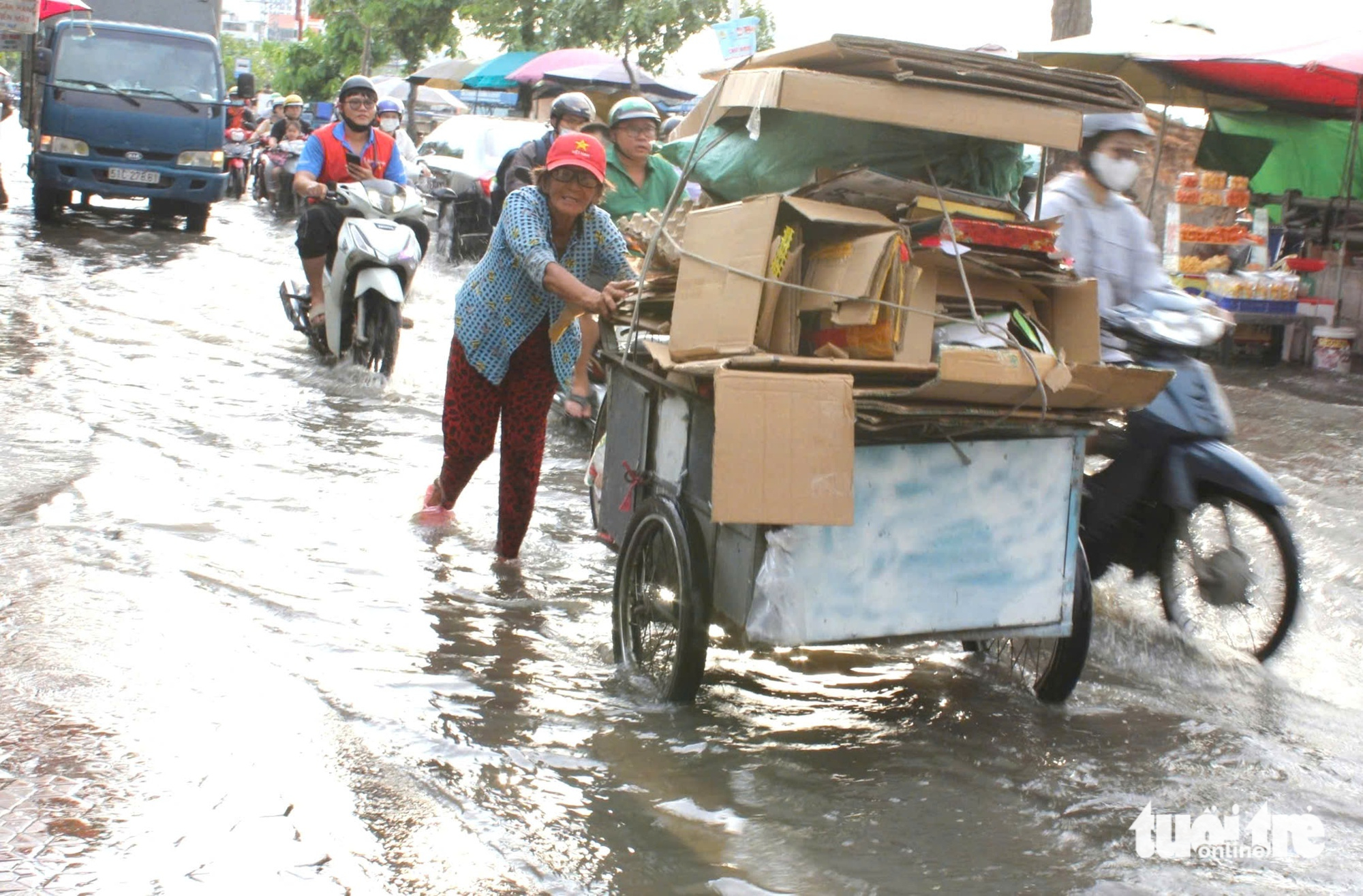 Triều cường dâng cao, người dân TP.HCM lại lội nước giờ tan tầm- Ảnh 4.