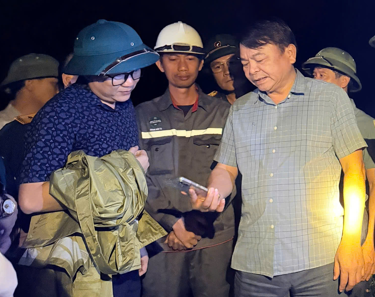 vỡ đập - Ảnh 1.