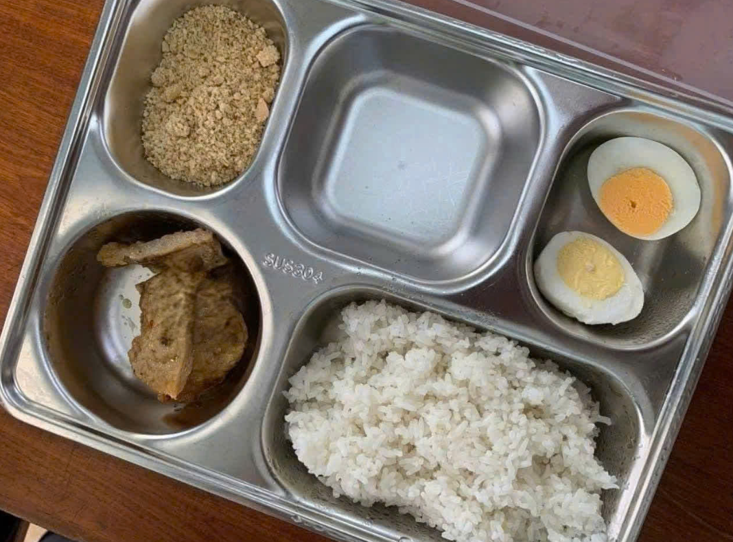 Hiệu trưởng xin lỗi vì suất ăn bán trú 25.000 đồng như 10.000 đồng - Ảnh 1.