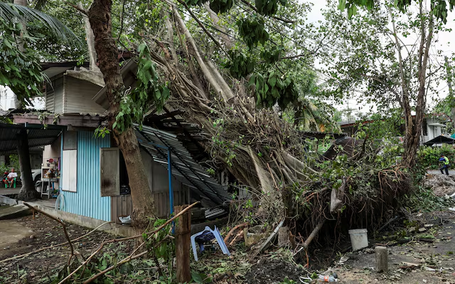 Thais navigate flooded homes and ancient temples by boat- Ảnh 4. Thais navigate flooded homes and ancient temples by boat- Ảnh 4.