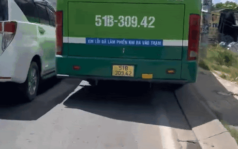 Bus driver assaulted by passenger while bus in motion in north-central Vietnam - Ảnh 1.