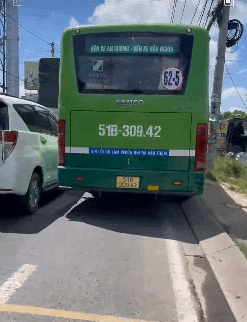 Ho Chi Minh City suspends bus driver after video shows vehicle on sidewalk- Ảnh 1. Ho Chi Minh City suspends bus driver after video shows vehicle on sidewalk- Ảnh 1.