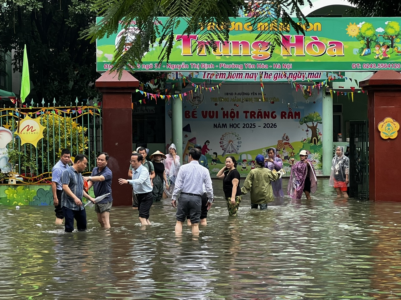 Giám đốc Sở GD-ĐT Hà Nội xắn quần, lội nước kiểm tra trường học ứng phó với ngập lụt - Ảnh 1.