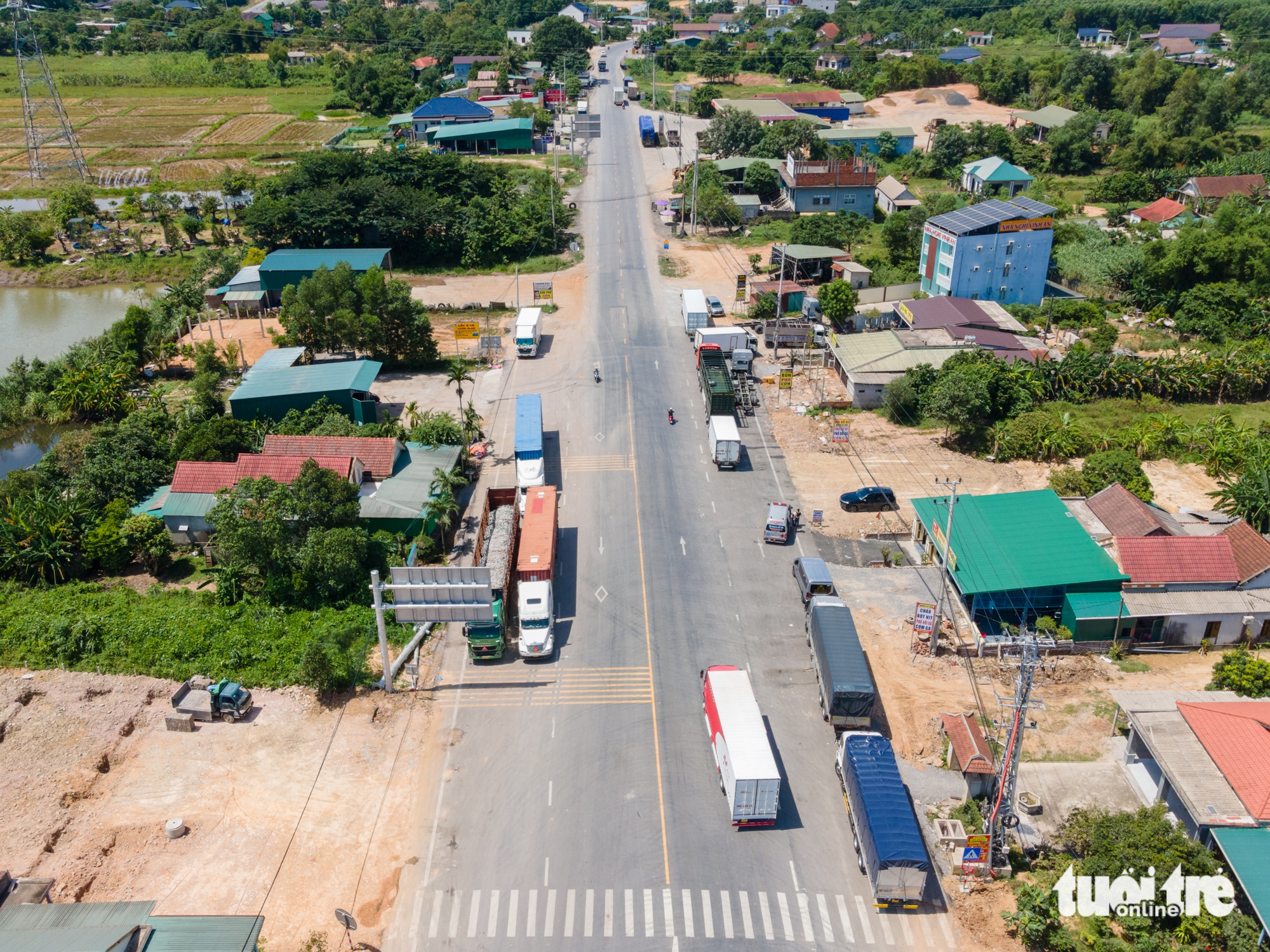 Giao thông bát nháo tại nút giao cao tốc Cam Lộ - quốc lộ 9, tài xế tùy tiện dừng đậu - Ảnh 5.