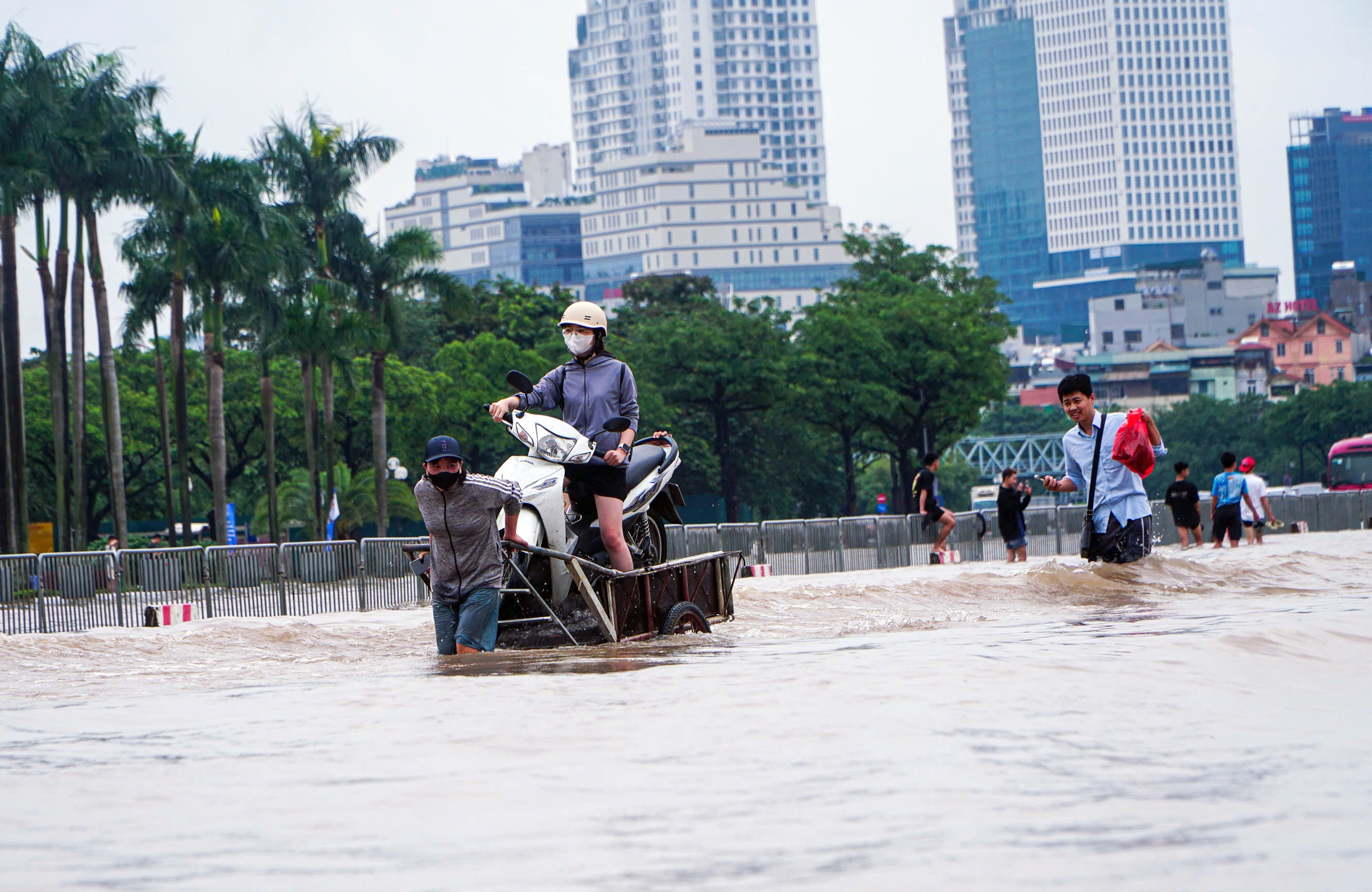 Mưa lớn ở miền Bắc: Không kịp trở tay với nước lũ - Ảnh 3.