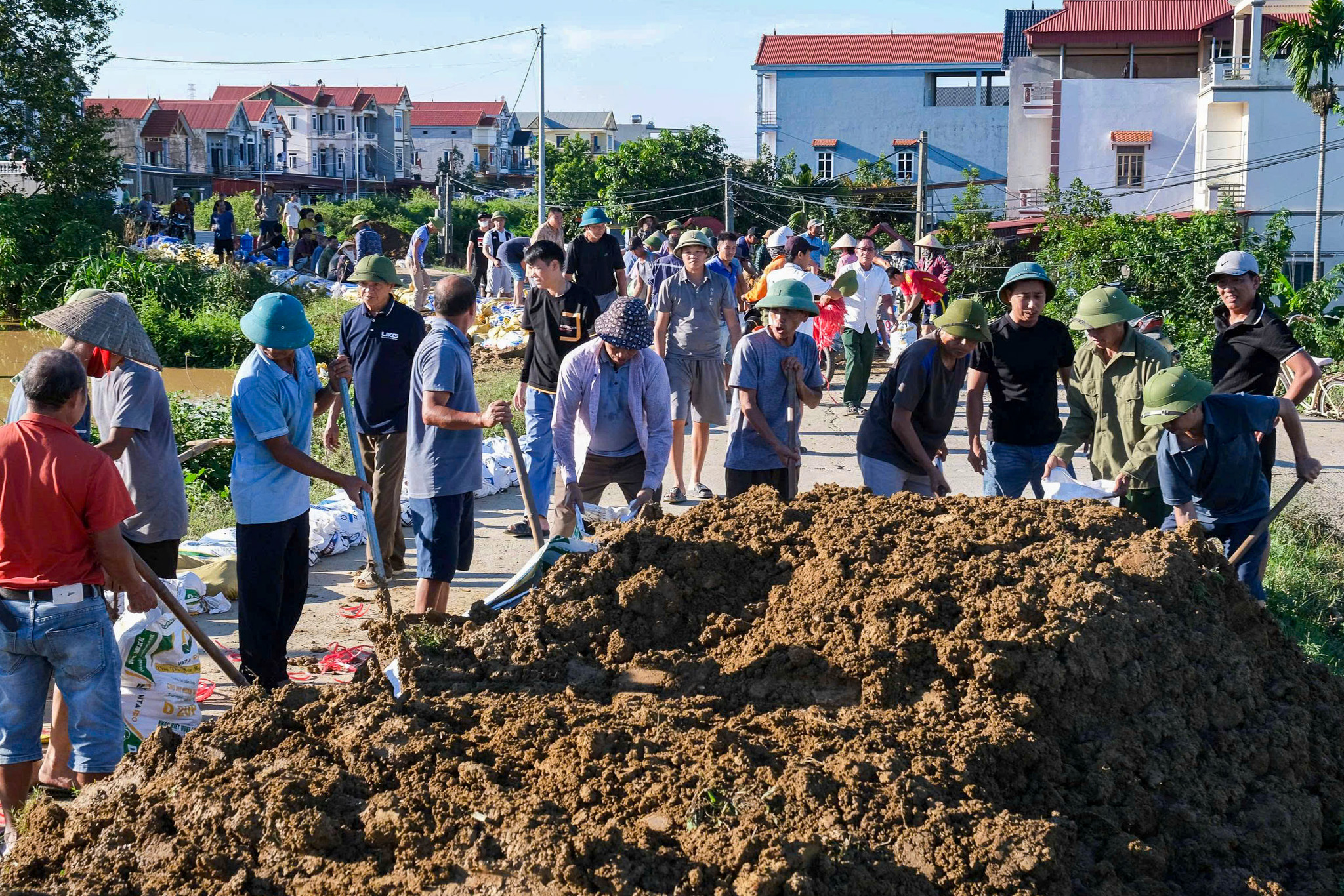 Bắc Ninh: Nước lũ bủa vây, cô giáo phải chèo thuyền đến lớp, dân làng hò nhau giữ đê - Ảnh 8.