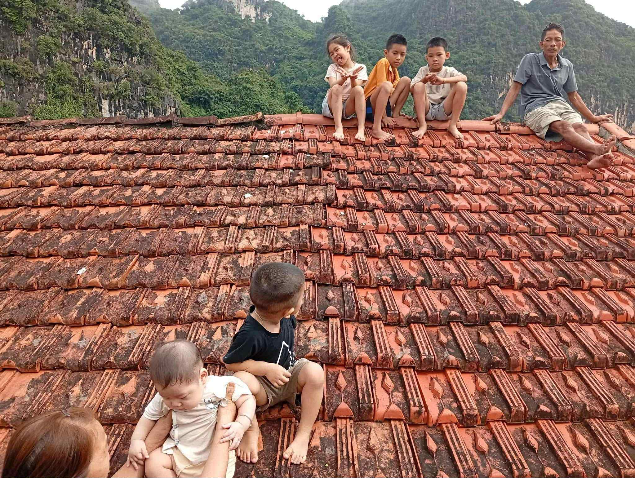 Ngập lụt lịch sử, người dân trèo lên mái nhà, tháo chạy lên núi chờ cứu - Ảnh 1.