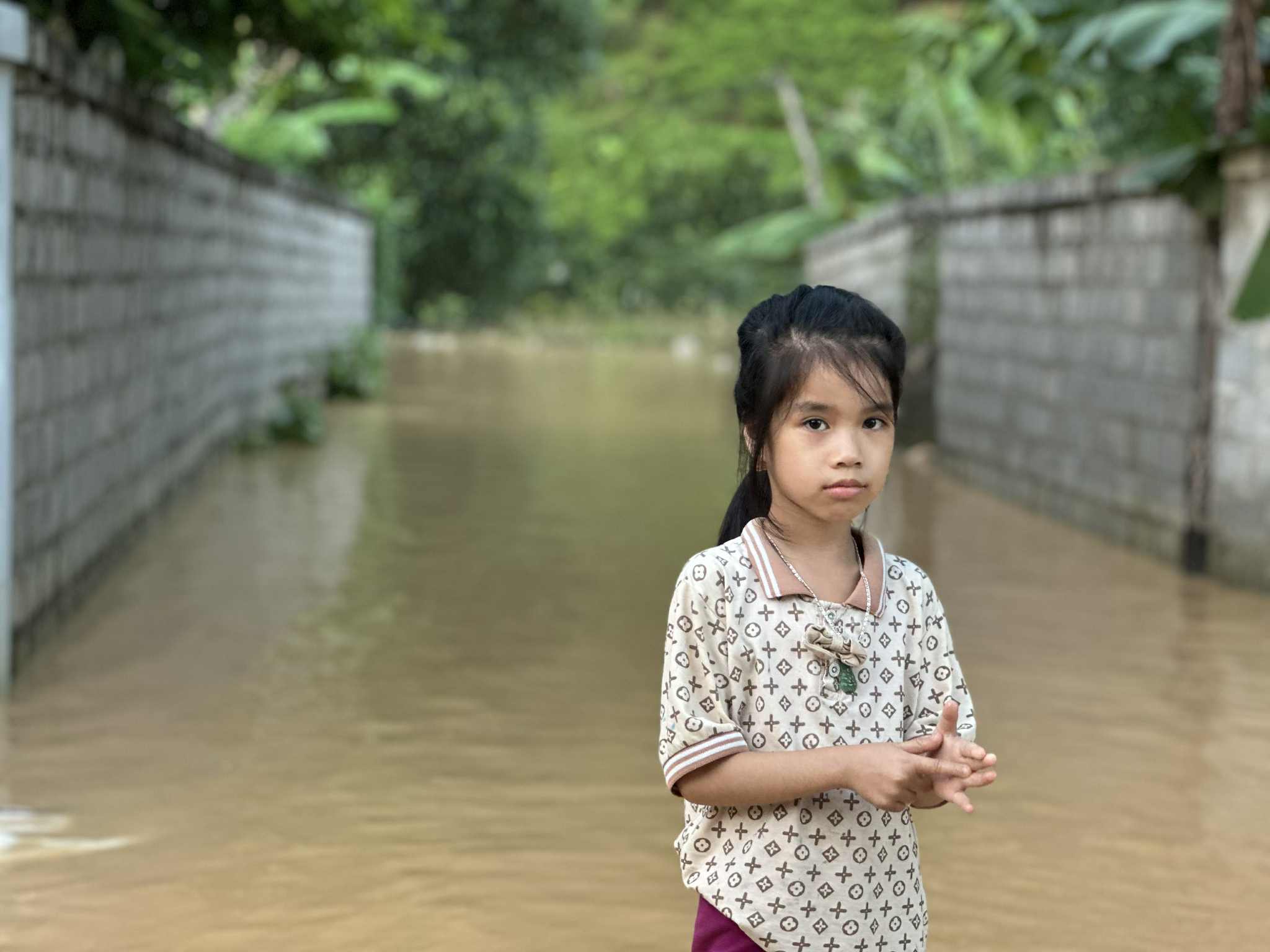 Ngập lụt lịch sử, người dân trèo lên mái nhà, tháo chạy lên núi chờ cứu - Ảnh 9.