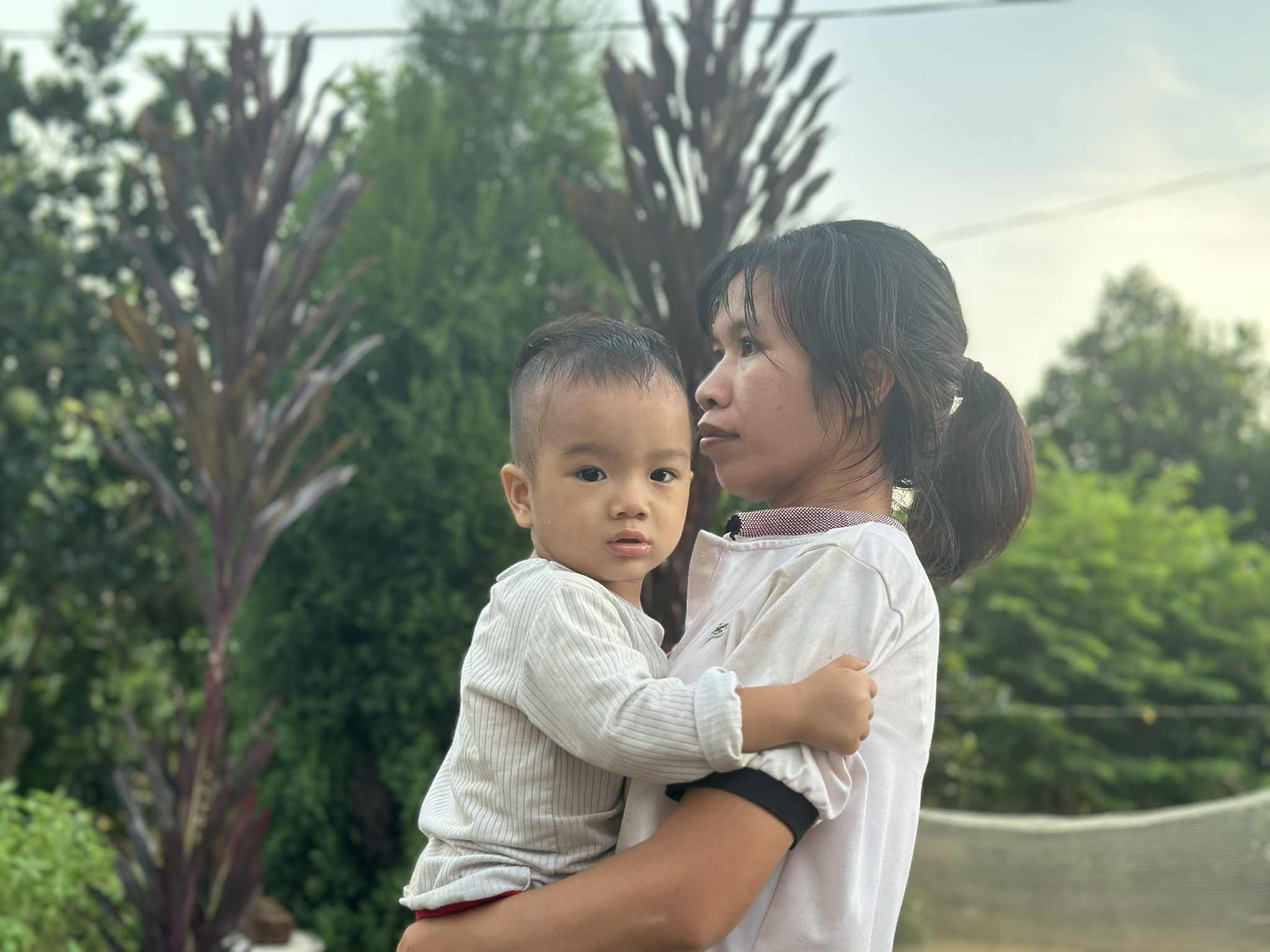 Ngập lụt lịch sử, người dân trèo lên mái nhà, tháo chạy lên núi chờ cứu - Ảnh 5.
