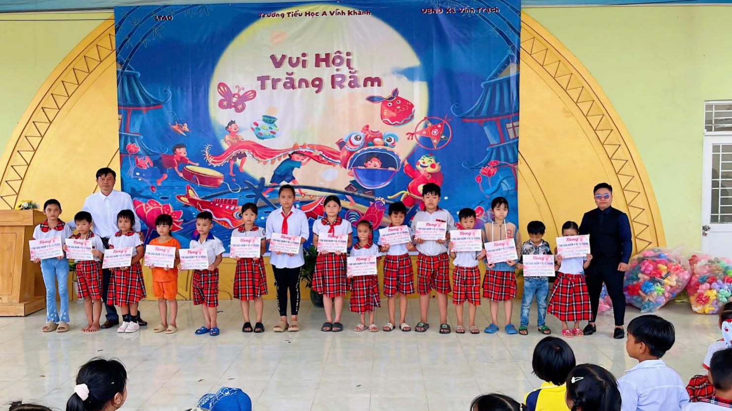Tiệm lẩu Cù Lao tặng thẻ bảo hiểm y tế cho học sinh - Ảnh 1.