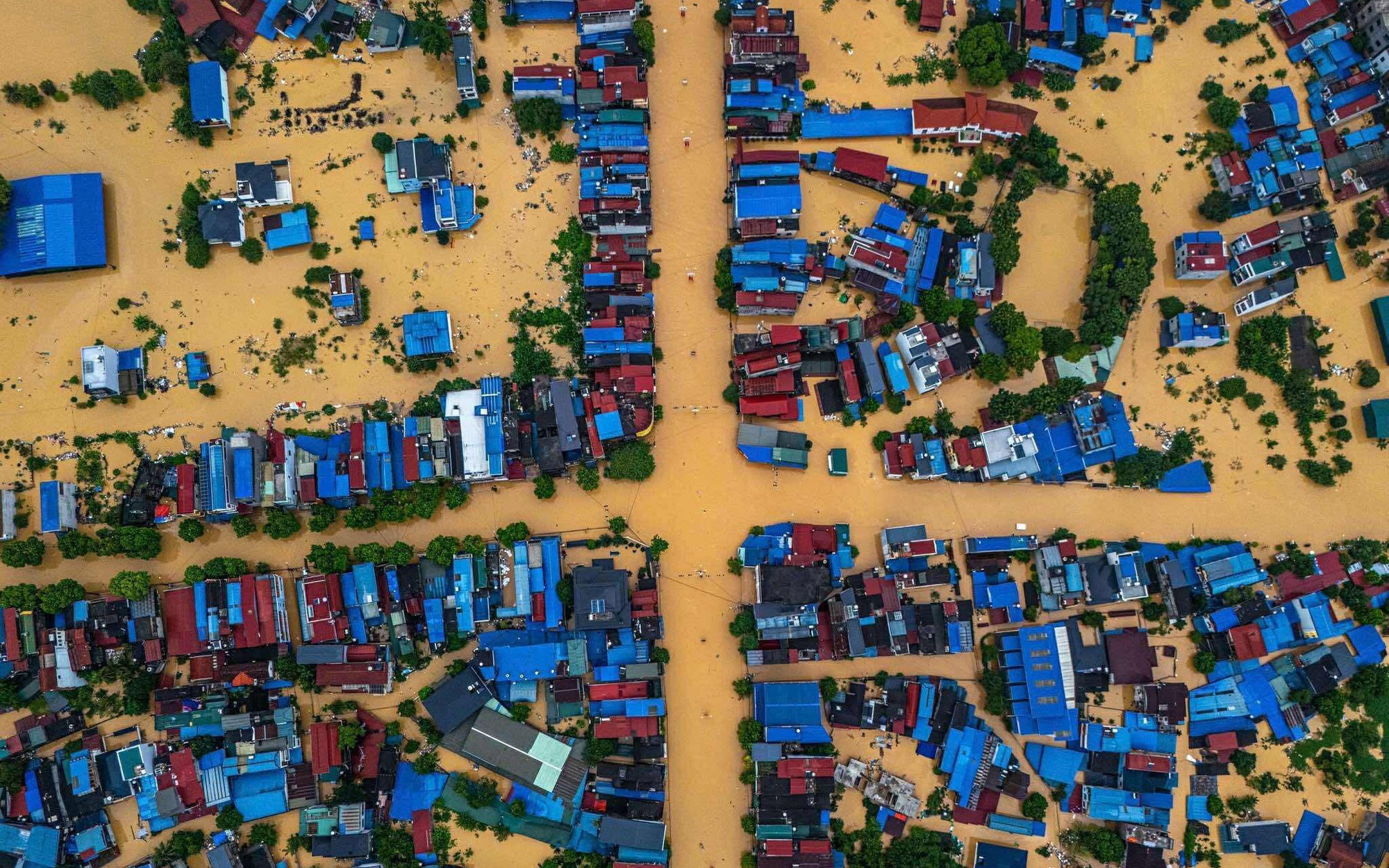 Male student dies as landslide destroys boarding house in northern Vietnam- Ảnh 3.