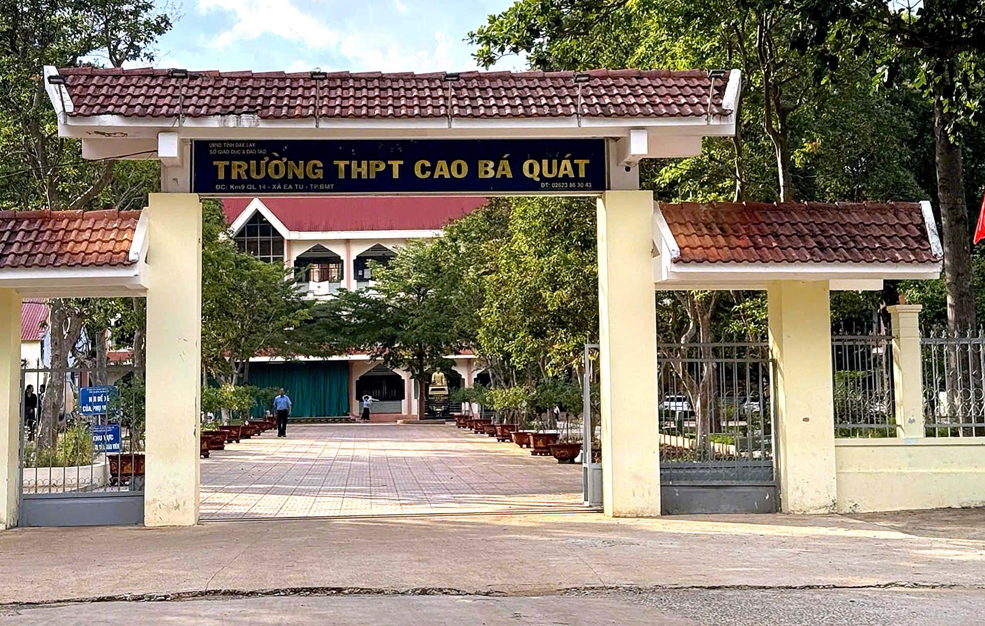 Miễn nhiệm hiệu trưởng cho học sinh lớp 12 'tự nguyện nghỉ học' - Ảnh 1.