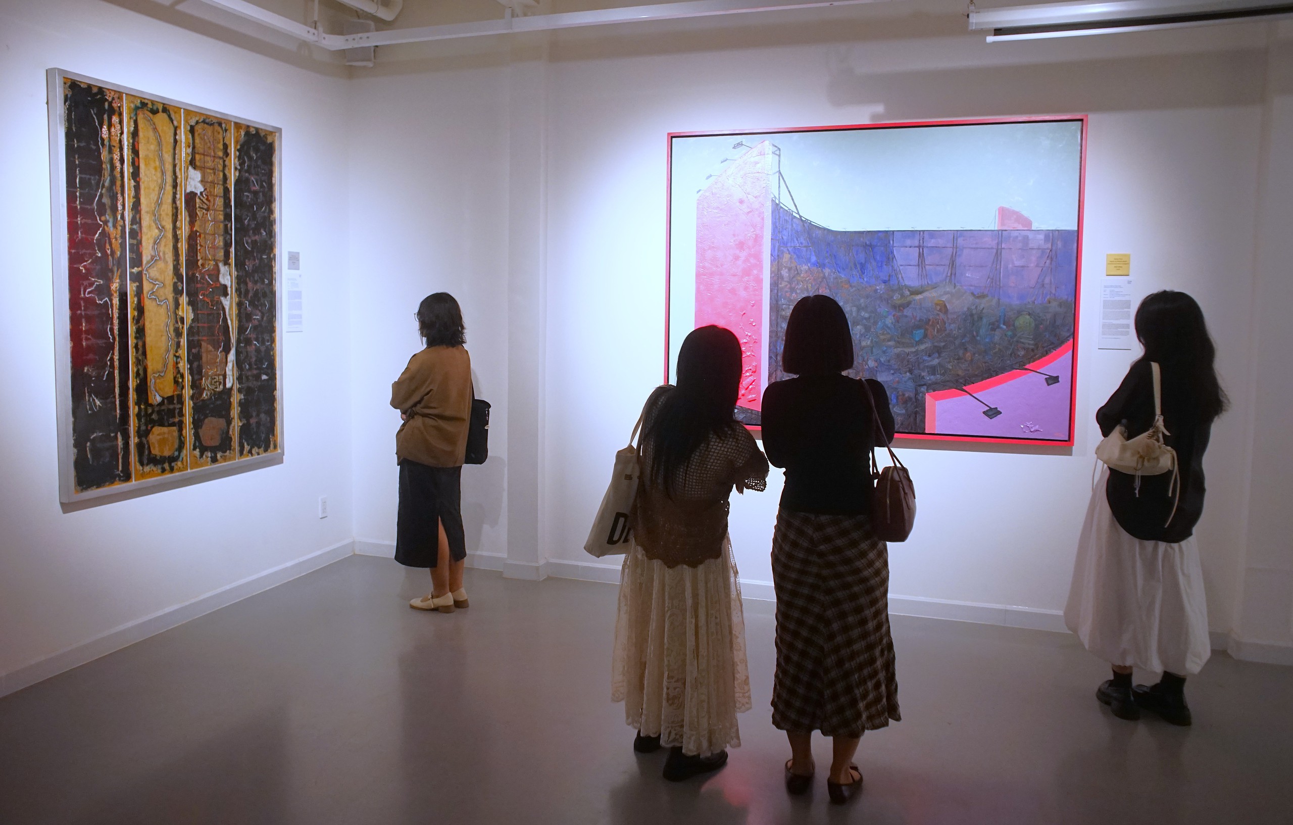 Tranh về đời sống người lao động nhập cư đạt giải UOB Painting of the Year 2025 - Ảnh 7.